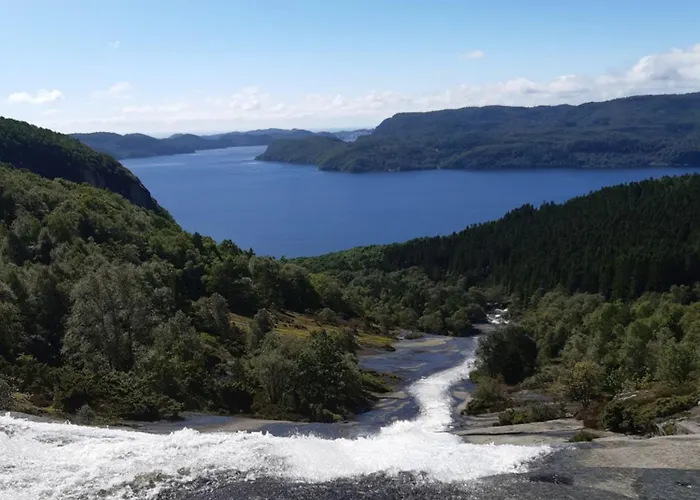 Gemütliches Helles Am Mit Panoramaseeblick + Hütte Und Nahe Lyngdal
