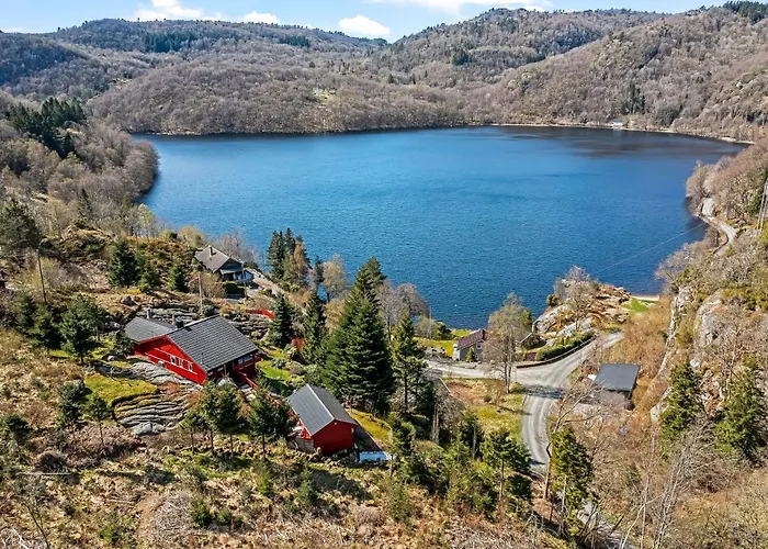 Gemütliches Helles Am Mit Panoramaseeblick + Hütte Und Nahe Lyngdal